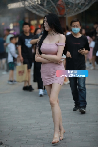 街拍粉色超短包臀裙美女