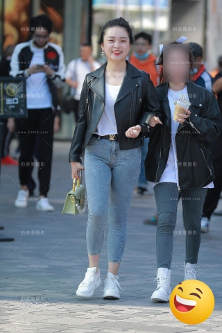 【玻璃街拍】紧身牛仔裤小妹