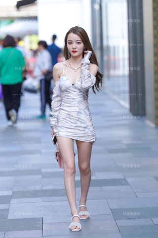 靓丽包臀裙女孩