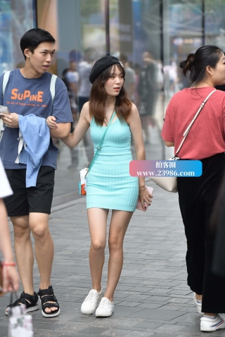 街拍浅蓝色紧身短裙