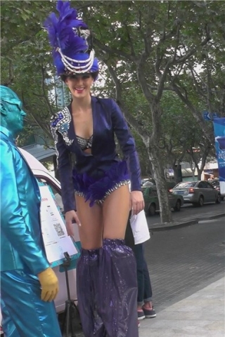 查看完整内容：街头偶遇装扮浮夸的高挑美女模特 【2.83 GB】（视频版） - 共8张图片