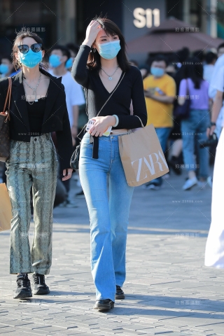 【玻璃街拍】牛仔裤小姐姐