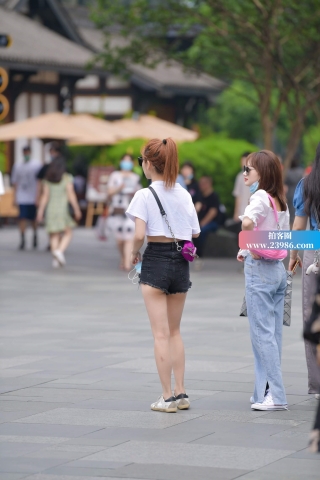 街拍娇小身材短热牛女孩