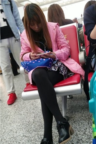 查看完整内容：4k超清，高铁候车室内粉衣黑色裤袜身材娇小的美眉（视频版） - 共10张图片