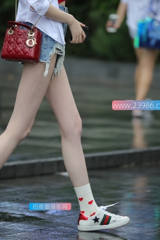 【凯恩赛帖】气质美女 一双白白长腿让女人羡慕