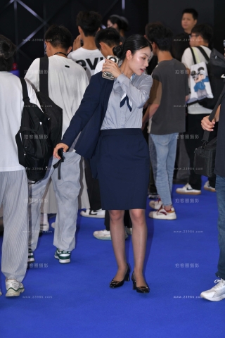 棕丝制服装销售顾问