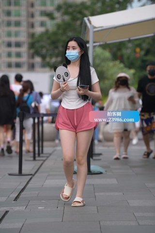 街拍粉色热裤邻家妹子