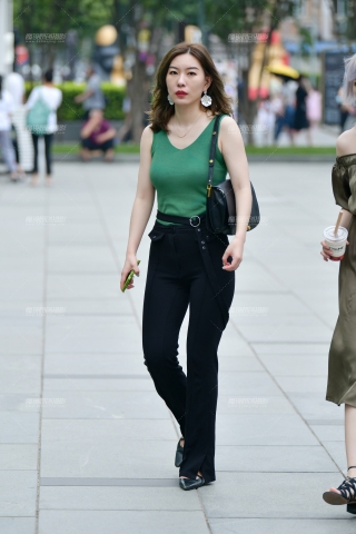 ★摇曳韵味黑裤美女