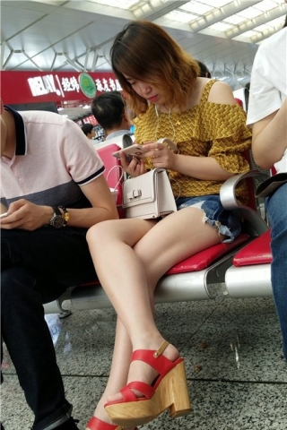 查看完整内容：4K-白皙嫩腿热裤吊带衫小清新美颜街拍美女（视频版） - 共6张图片