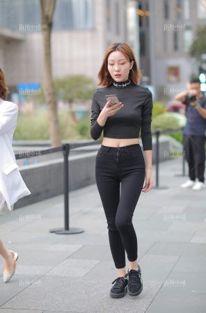 查看完整内容：露背装黑衣黑裤妹子 - 共15张图片