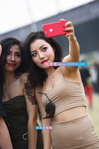 【咔喳赛贴】不断摇摆的紧身裙