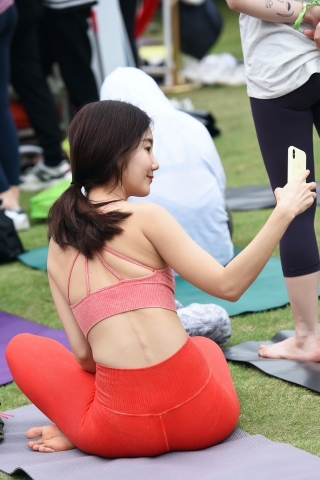 【咔喳赛帖】草地上的一抹红（城市版）