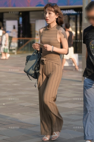 【街拍之魂赛帖】丰韵美少女**