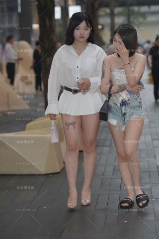 搭讪街拍微胖超短裙美眉