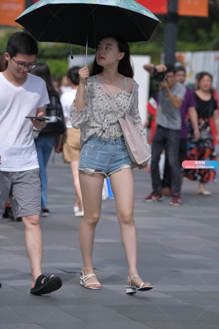 清纯热裤大白腿