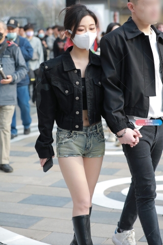 【玻璃街拍】热裤漂亮小姐姐