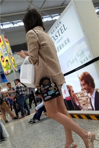 米色高跟鞋性感美腿街拍美女（视频版）
