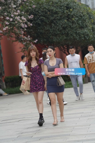 紧紧的灰色短裙