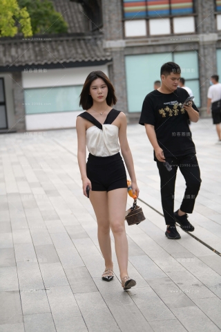 街拍美腿美女小姐姐