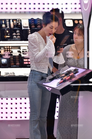 ★补妆牛仔裤美女