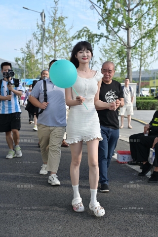 可爱白裙网红小妞