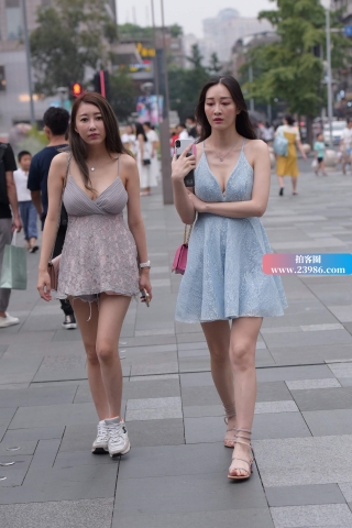 一对吊带连衣裙美女