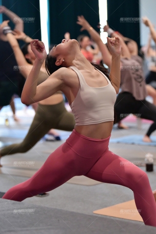 ★苗条舒展瑜伽美女