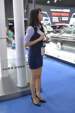 查看完整内容：M0986 展台长腿美女（完整版） - 共15张图片