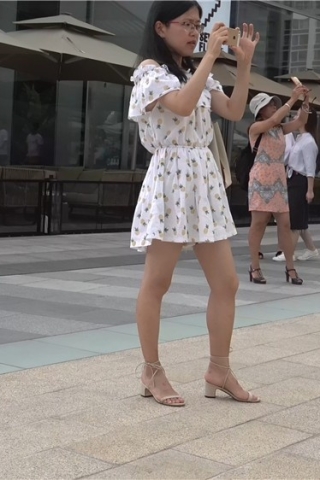 连衣长裙街拍美足凉高跟s妇 [1.51 GB/avi]（视频版）