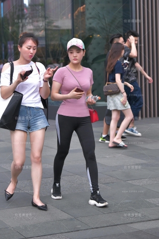 上下都这么紧身~