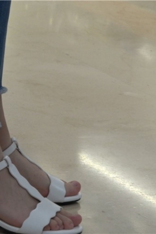 4k-白嫩美足紧身牛仔裤妹子鞋店试鞋（视频版）