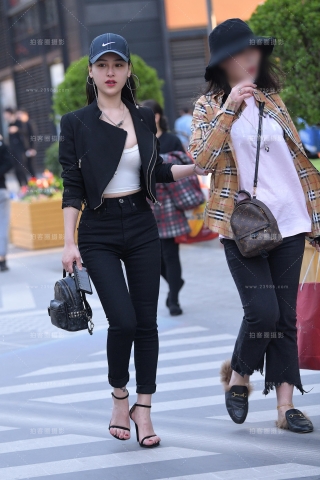 【街拍之魂赛帖】黑色紧牛小妹