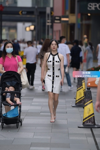 迎面走来的凉高跟美眉