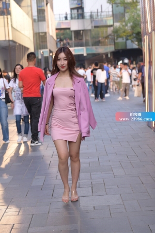 查看完整内容：街拍粉色群女郎 - 共21张图片