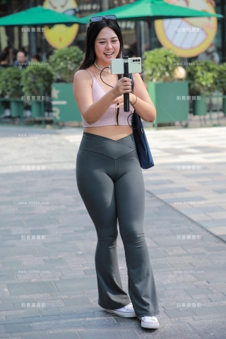 丰润性感瑜伽裤美女