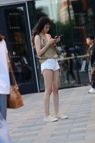 纹身的热裤美眉