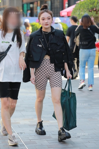 【玻璃街拍】丰满性感短裤美女