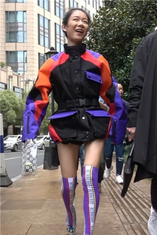 4K - 穿衣打扮有点另类的高跟街拍美女 [1.23 GB/MP4]（视频版）