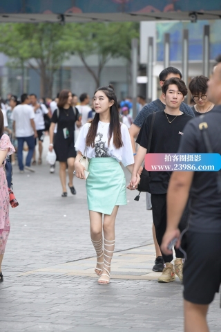 街拍罗马鞋美腿马尾辫美女