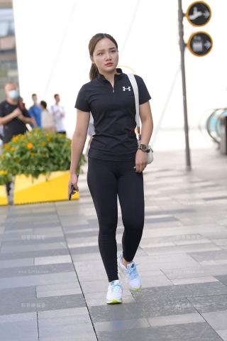 黑色紧身裤美眉