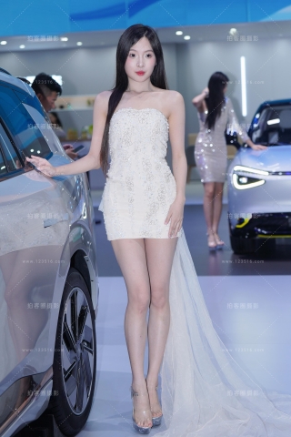 查看完整内容：美腿车模（完整版） - 共17张图片