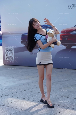 搭讪可爱活泼的短裙美眉