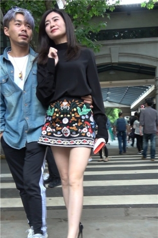 4K - 复古花裙街拍美腿肉丝袜高跟鞋极品女神美女 [1.02 GB]（视频版）