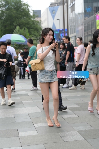 街拍极品美腿热裤姐妹