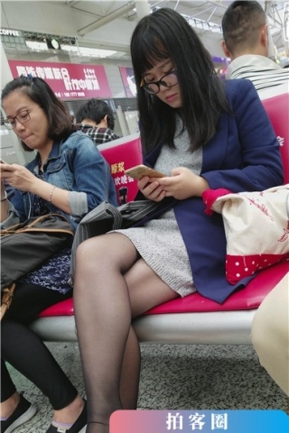 查看完整内容：4k-红鞋黑丝眼镜妹，低头玩手机头都不抬一下。（视频版） - 共8张图片