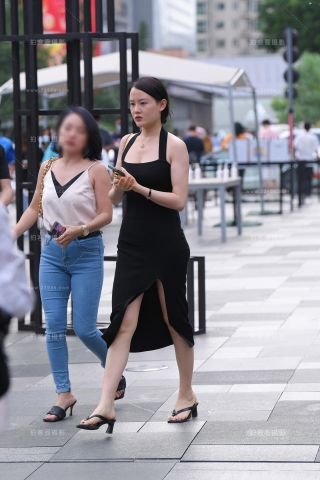 性感的黑色裹身长裙