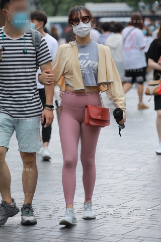 粉色瑜伽裤女友