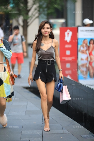 面对镜头 很有礼貌