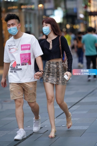 包臀短裙美女笑得眼睛都咪了