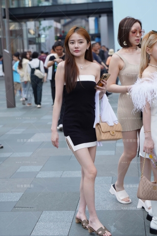 偶遇在拍照合影的美腿姊妹